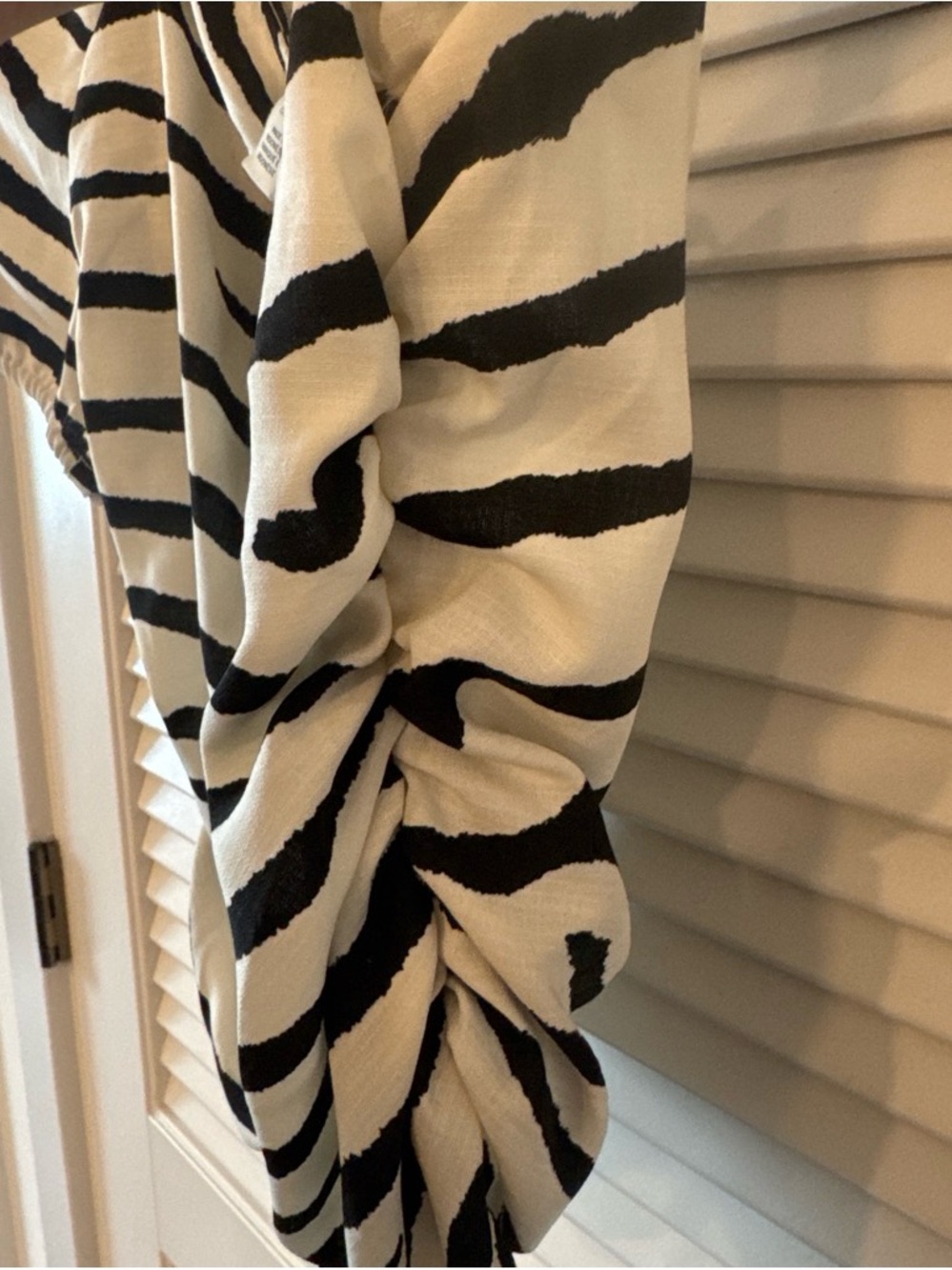 H&M Black & Cream Striped Puff-Sleeve Tie-Front Top - Picture 3 of 4